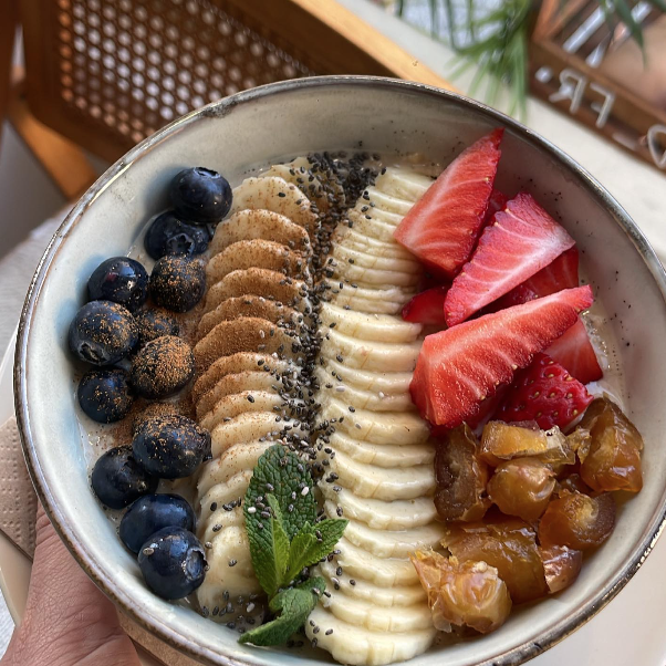 Açaï bowl avec fruits frais chez NUDE Paris