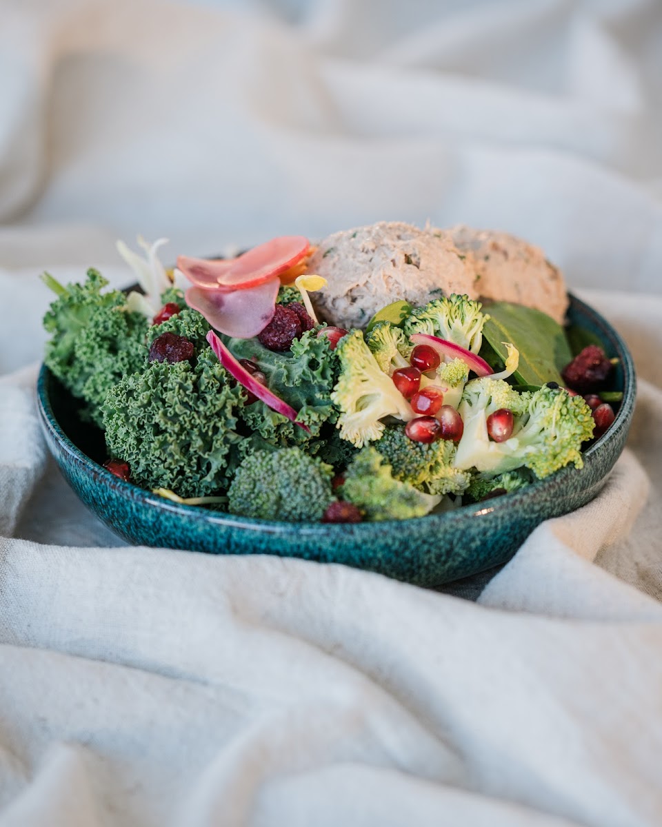 Bowl coloré aux légumes chez NUDE Paris