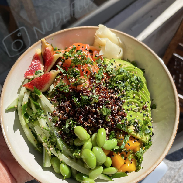 Bowl frais avocat et légumes chez NUDE Paris 17