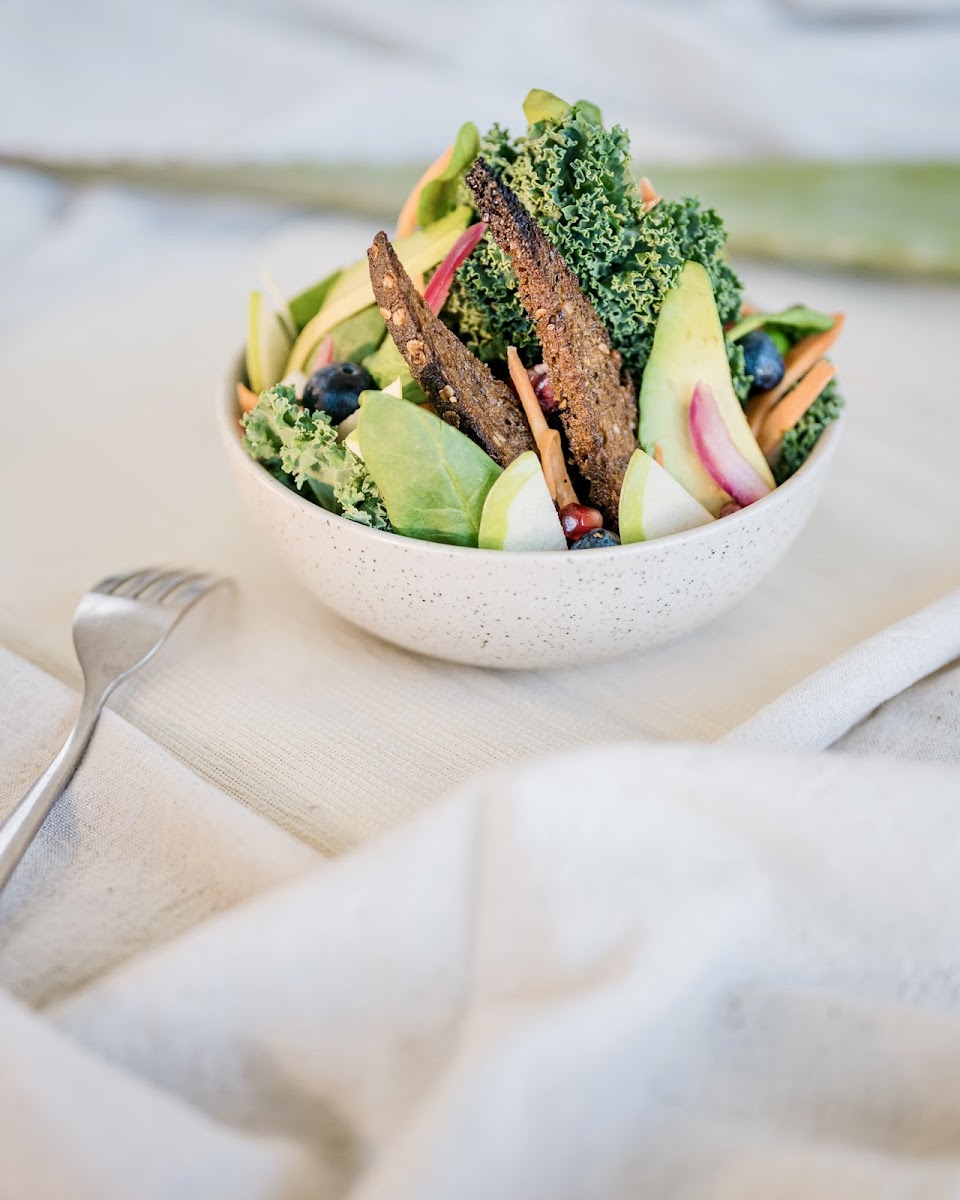 Bowl healthy avec légumes verts chez NUDE Paris