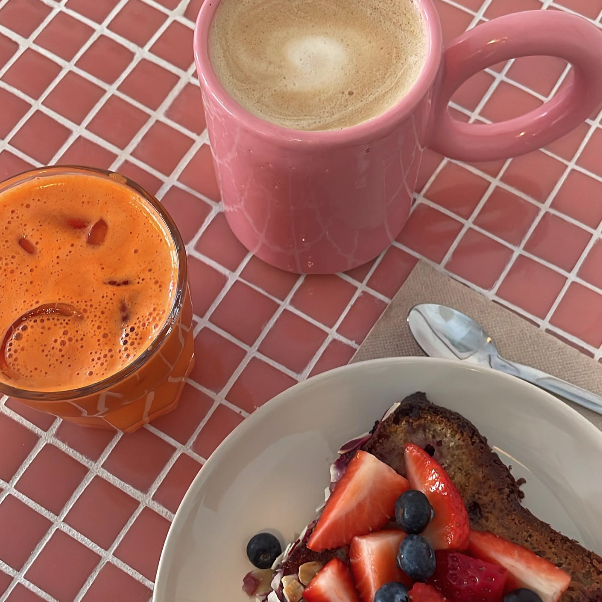 Café, jus frais et toast fruité chez NUDE Paris 17