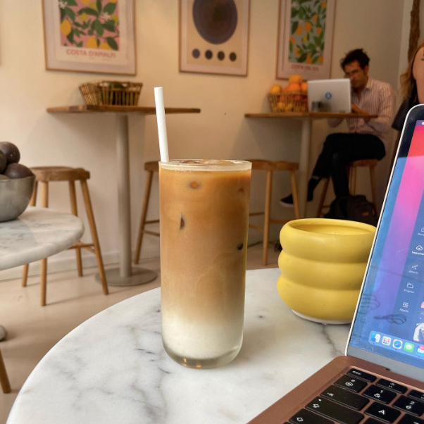 Café glacé dans le coffee shop NUDE à Paris