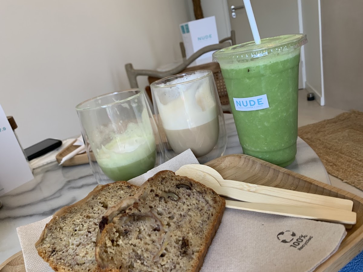Matcha et banana bread chez NUDE coffee shop Paris