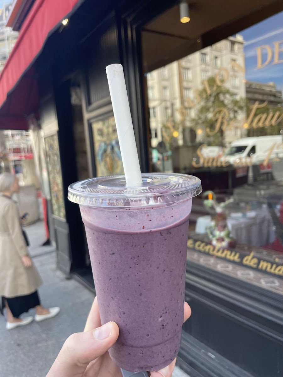 Smoothie açaï devant NUDE coffee shop à Paris